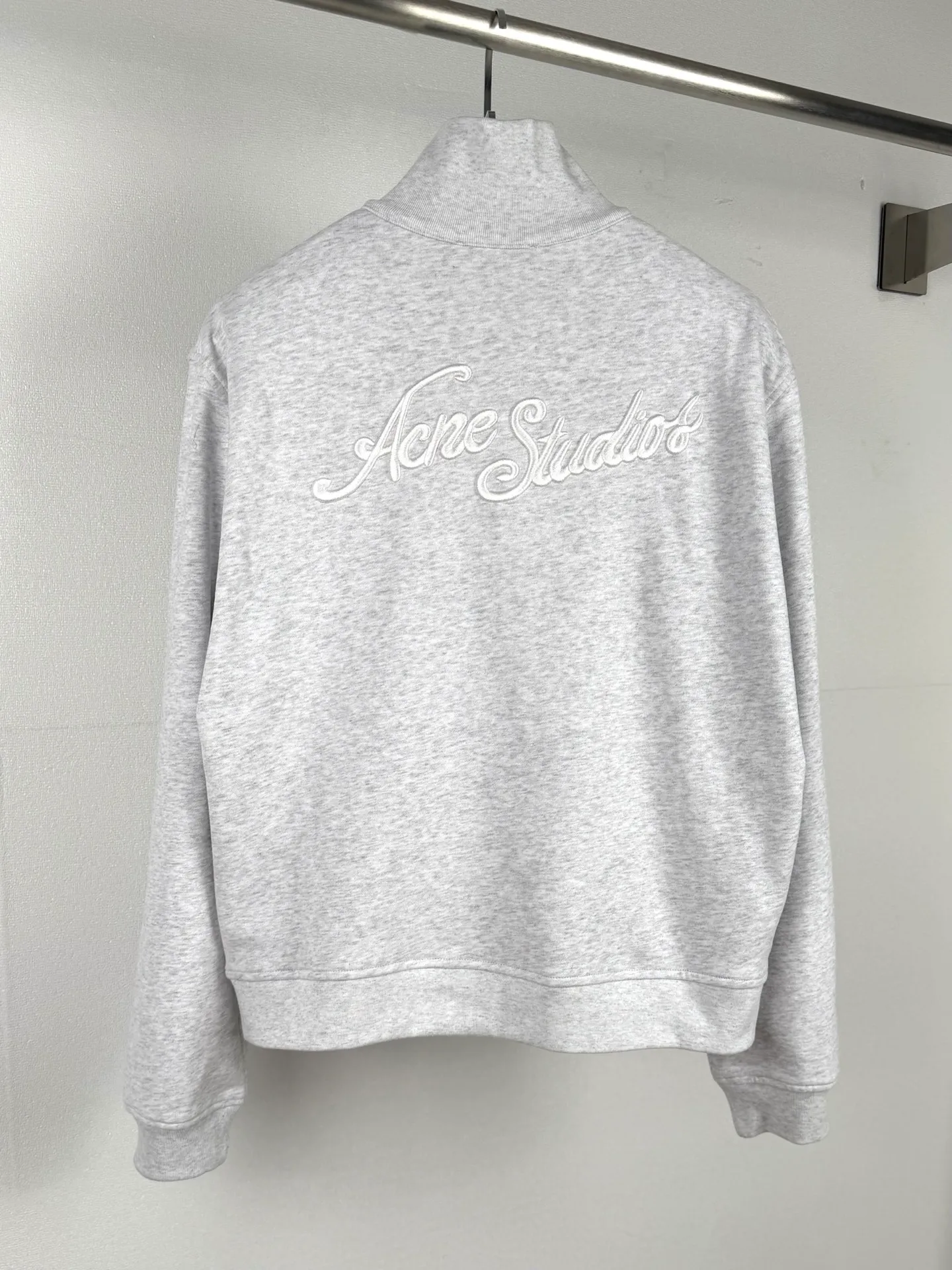 ACNE Studios embroidered logo zipper jacket. Customized cloud velvet double-ply soft cotton. Draped and crisp. The cloud is soft and skin-friendly. It is as quiet and melancholy as the deep sea mist blue. It smudges a collection-level luxury and elegance in silence. The echoing floral embroidery logo on the front and back is embroidered with fine silk thread to create the unique luxury logo totem of Acne Studios. It inherits the minimalist core of Scandinavia and integrates the edge of Retro street trend. The half-zip stand-up collar has a neat and elegant silhouette, redefining the style and aura of light luxury wear. Process 1: Using imported machine embroidery technology, using advanced computer control systems and precision mechanical components to realize the Acne Studios logo work with high precision and smooth and delicate lines. Process 2: The fabrics have been fermented and washed for better hand feel and texture. Not easy to deform, not easy to shrink, not easy to fade, and maintain long-term beauty. Accessories: Customized 1:1 Acne zipper Customized 1:1 Acne trademark Fit: Loose fit Size: S M L XL